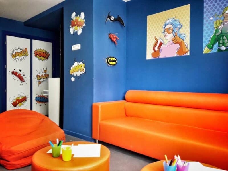 Sala de cómic para los niños en tratamiento oncológico