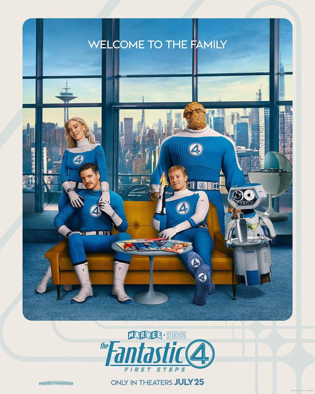 Póster de 'Los Cuatro Fantásticos' en el sofá.